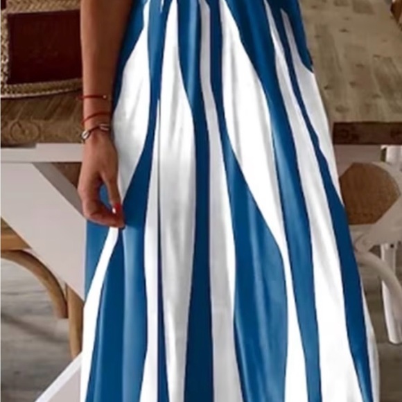 👗 Blue and White Striped Maxi Dress - Picture 4 of 8